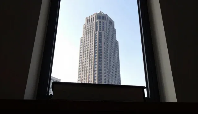 市场需求波动如何影响定制封口机的采购决策